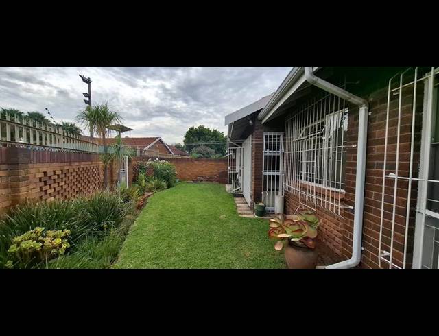 3 BEDROOM TOWNHOUSE FOR SALE IN RUSTIVIA